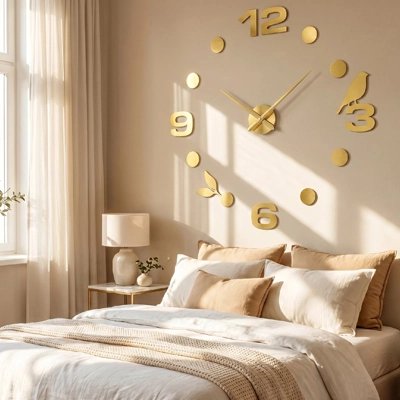Grande horloge murale design or chambre cosy tons beige et lumière naturelle