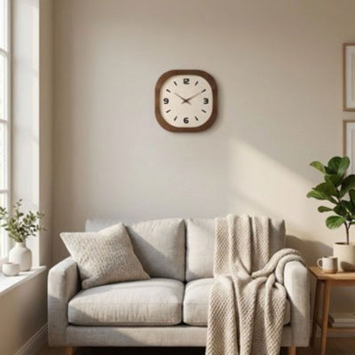 Horloge murale en bois au dessus du canapé dans un salon cosy lumineux