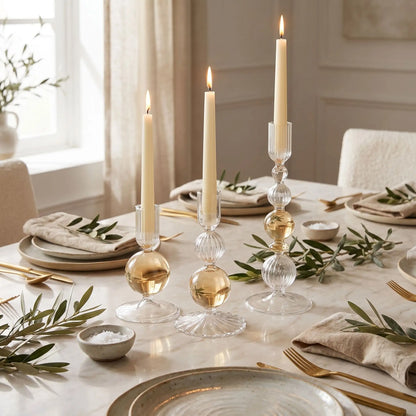 Bougeoir en verre transparent sur table à manger – décoration minimaliste et chic