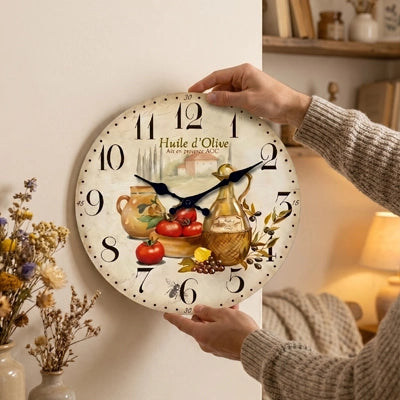 Femme accrochant une horloge murale vintage en bois ambiance campagne