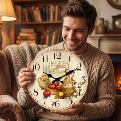 Homme souriant tenant horloge murale vintage motif cuisine déco rustique chic