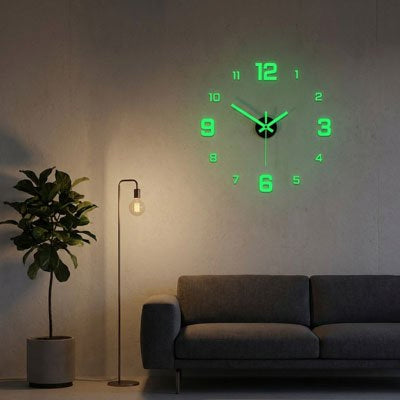 Horloge murale numérique LED lumineuse installée dans un salon moderne