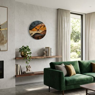 Horloge murale originale en bois multicouche tons bleu doré dans intérieur chaleureux 