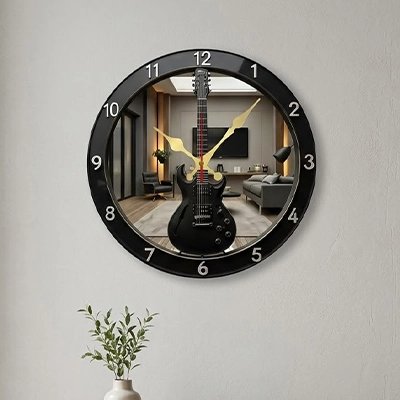 Horloge design murale ronde noire avec motif guitare électrique dans salon moderne