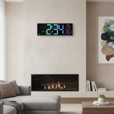 Horloge digitale murale LED multicolore dans un intérieur chaleureux avec canapés et cheminée