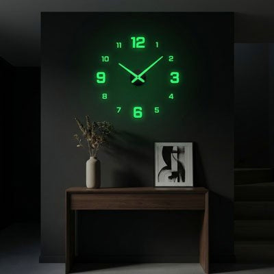 Horloge murale numérique phosphorescente décoration salon minimaliste avec console bois et vase 