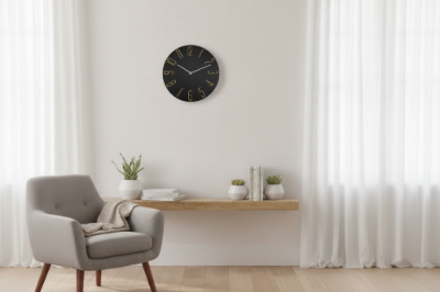 Horloge murale circulaire noire dans un salon scandinave épuré