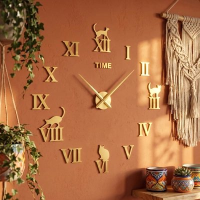 Horloge murale design chiffres romains dorés ambiance bohème avec plantes et macramé