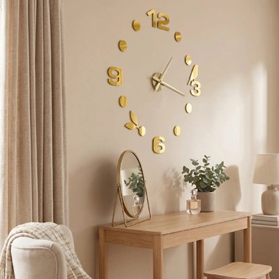 Horloge murale design finition dorée décoration salon cosy avec console bois