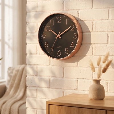 Horloge murale originale cadran noir cadre rose gold sur mur briques décoration scandinave