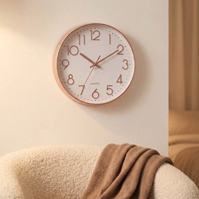 Horloge murale originale chiffres arabes cadre rose gold, ambiance salon cosy