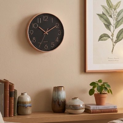  Horloge murale originale design nordique cadran noir décoration salon avec vases et plante