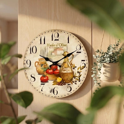 Horloge murale vintage en bois decoration murale entourée de plantes vertes