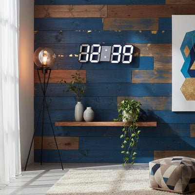 Horloge numérique murale sur mur en bois dans un salon bohème avec étagère et plantes vertes