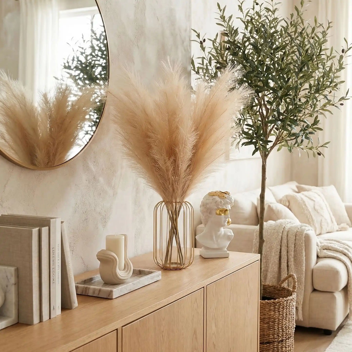 Branches de pampas artificielles posées sur commode dans salon moderne – Maison Harmonieuse
