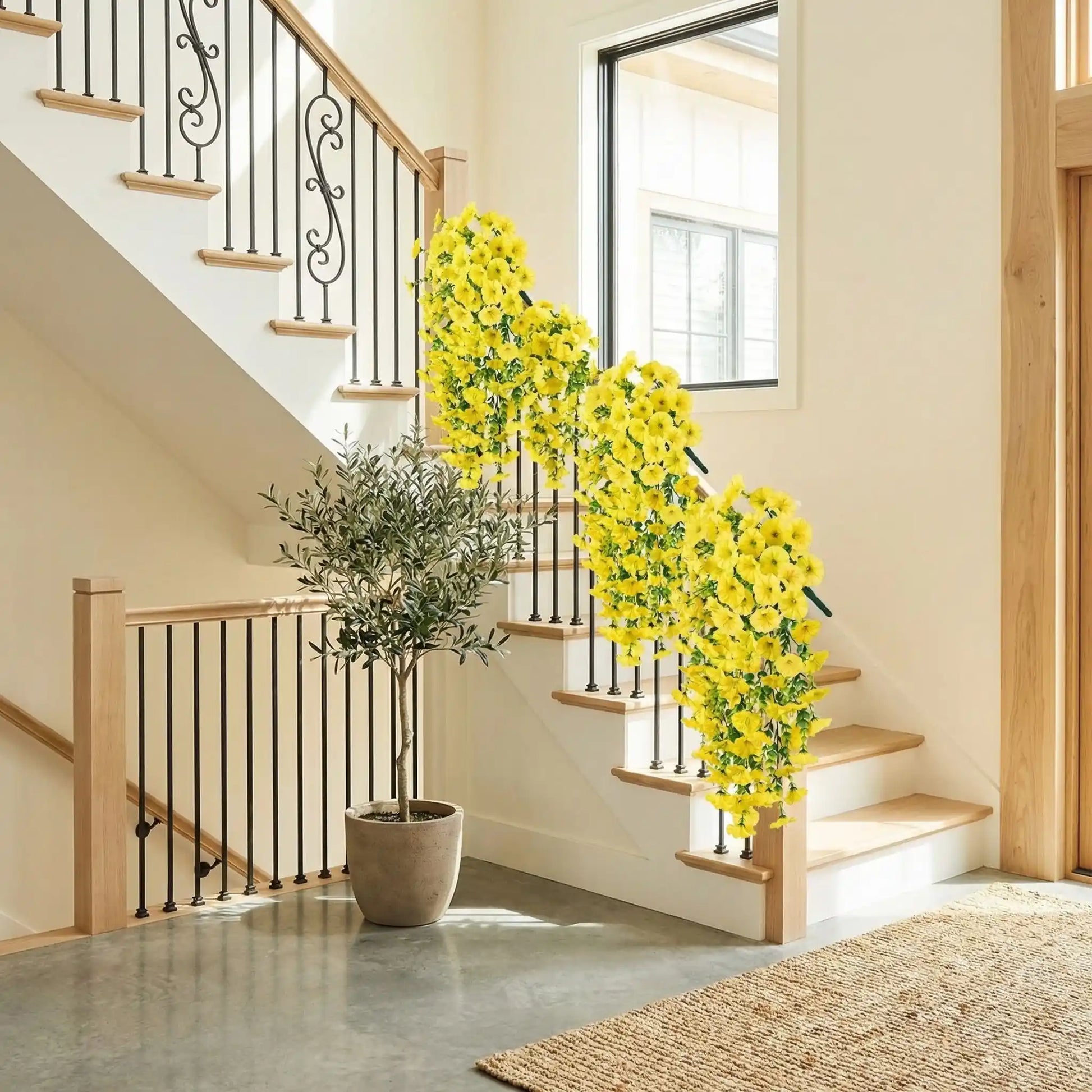 Plante artificielle tombante suspendue sur la rampe des escaliers
