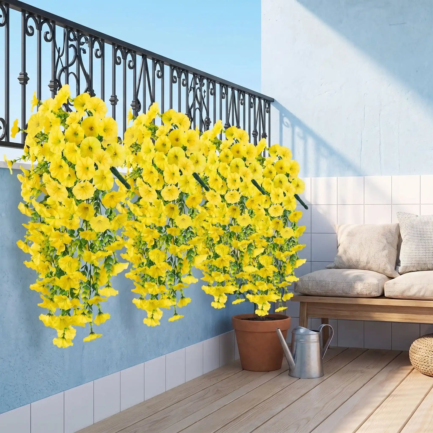 Quatre fleurs artificielles suspendues retombantes jaunes sur balcon ensoleillé