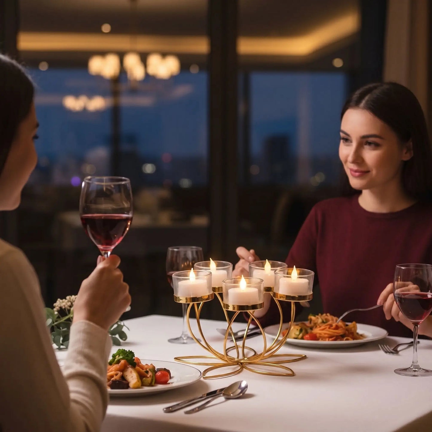 Deux amis dinant autour d'un bougeoir doré ambiance chaleureuse