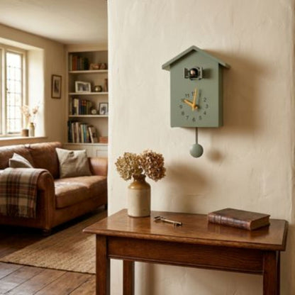 Horloge à coucou moderne vert sage design epuré forme maisonnette-