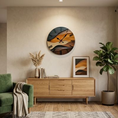 Horloge murale originale multicouche aux tons chauds au-dessus d'un buffet en bois 