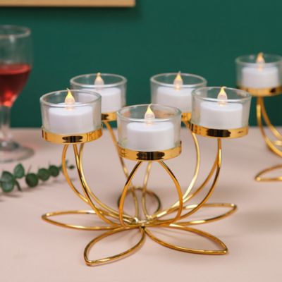 Magnifique bougeoir doré sur table à manger