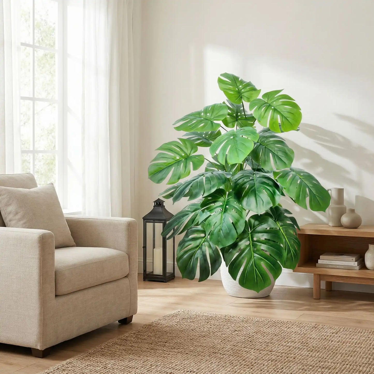 Plante artificielle monstera créant un contraste apaisant avec meubles|