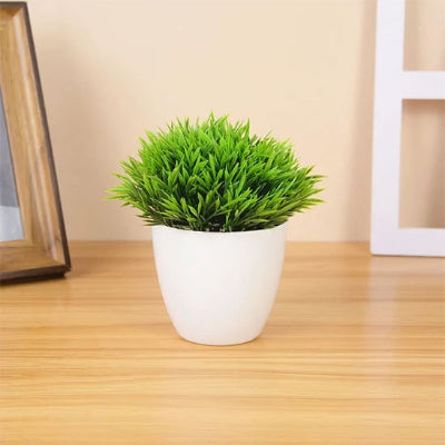 Plante artificielle verte sur bureau en bois