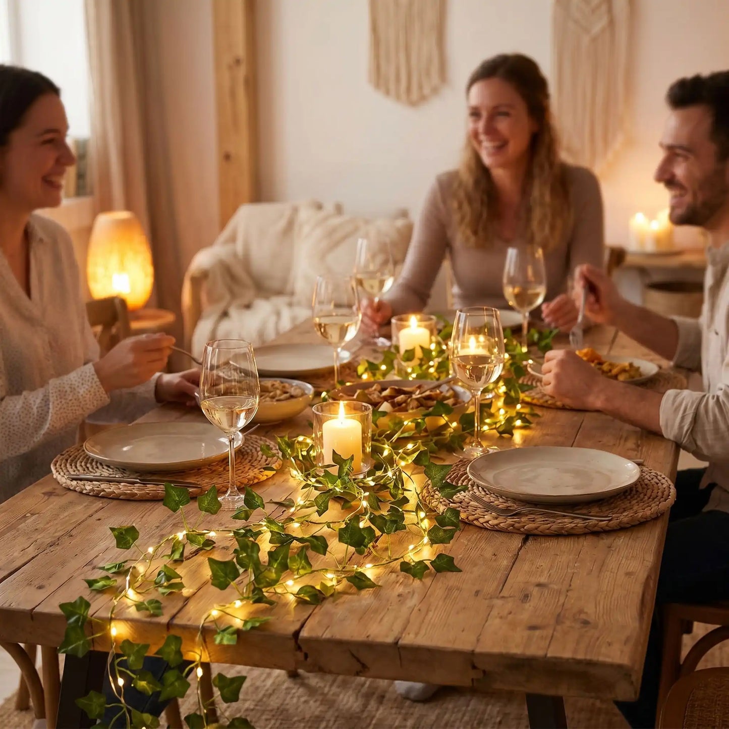Trois amis prifitent d'une ambiance feéerique avec des lierres artificiels guirlande lumineuse LED 